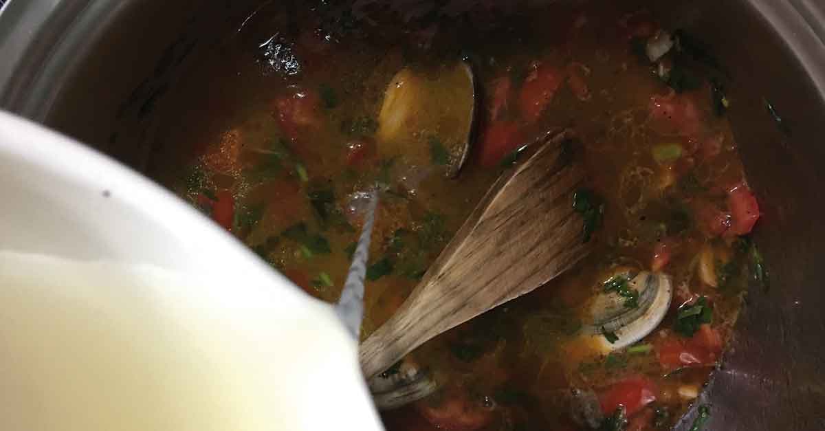 preparazione del sugo per gli spaghetti alle cozze