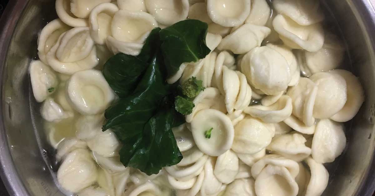 cuocere-orecchiette-e-broccoli-insieme