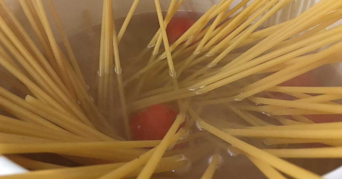 spaghettoni-e-pomodoro-in-pentola