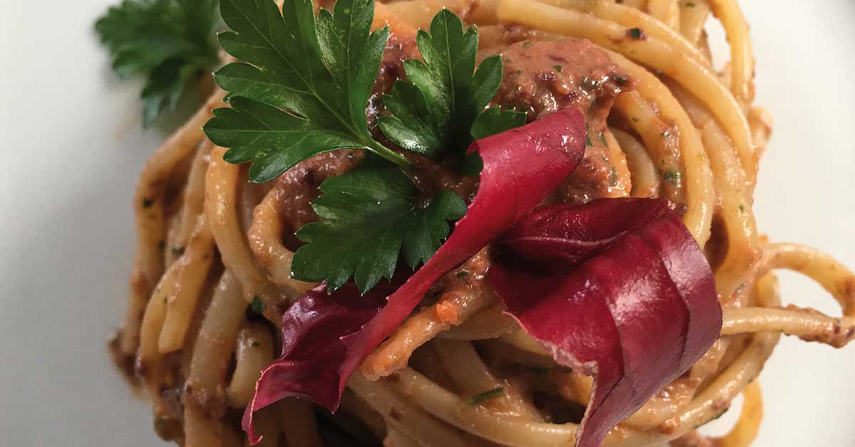 linguine-al-radicchio-e-pomodori-secchi