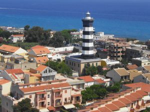 Nonostante il vento di scirocco il 25 aprile i messinesi in spiaggia