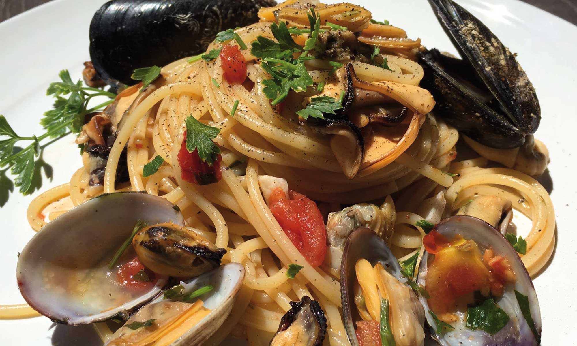 spaghetti con cozze alla messinese.