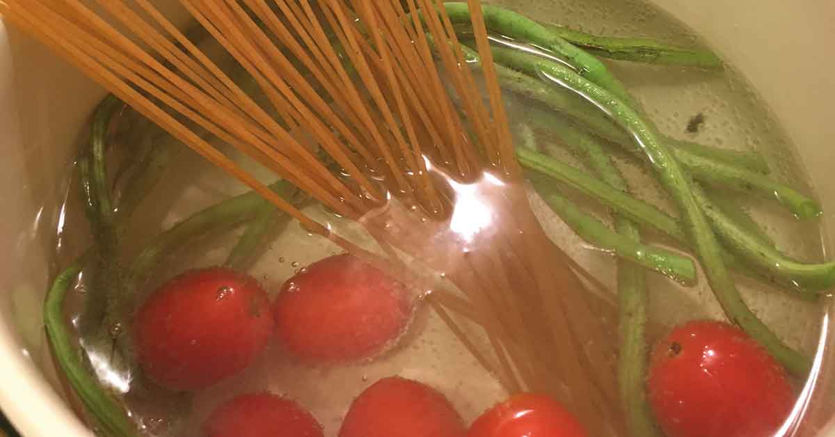 preparazione spaghetti-con-fagiolini-e-pomodoro