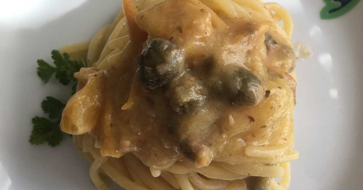 spaghetti pomodoro giallo capperi alici