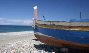 A Torre Faro la protesta dei pescatori dopo il contestato avviso di rimozione delle barche dalle spiagge, in attesa del confronto con l'assessore Dafne Musolino