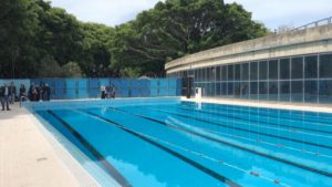 Il tuffo inaugurale di De Luca nella piscina di Villa Dante, in perfetto stile olimpionic...no,