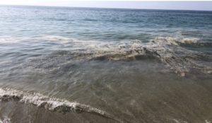 Acque marroni sgorgano in mare, Maregrosso, Messina