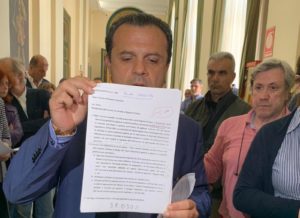 Conferenza stampa di Cateno De Luca prima di barricarsi per protesta a Palazzo dei Leoni