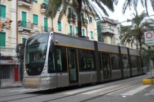 Autobus bloccato dalle auto in sosta vietata, si rimedia in maniera "casereccia"