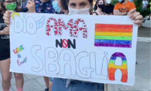 "Restiamo liber* davvero": a Piazza Municipio la manifestazione contro l'omotransfobia