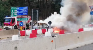 Auto in fiamme all'uscita dello svincolo di Giostra