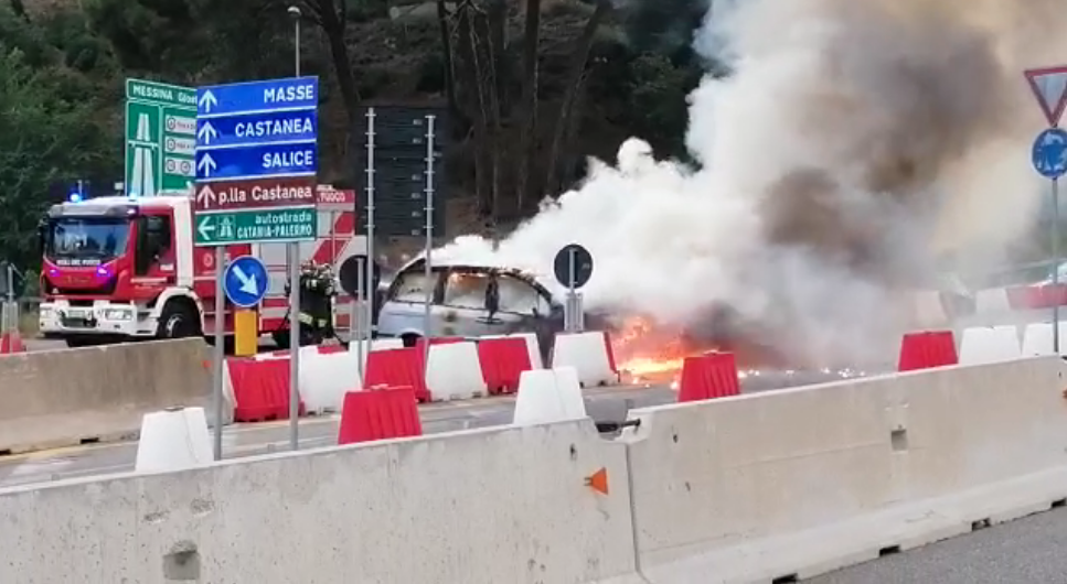 Auto in fiamme all’uscita dello svincolo di Giostra