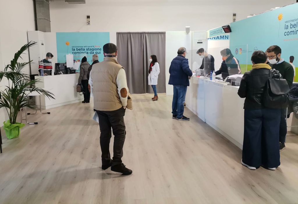 Il generale Francesco Paolo Figliuolo, in visita all’hub vaccini in Fiera a Messina