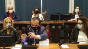 Il sindaco De Luca chiama "asino volante" il presidente del Consiglio Comunale Claudio Cardile
