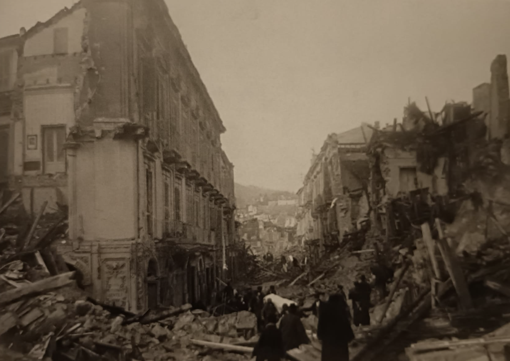 via I settembre, sullo sfondo piazza Duomo