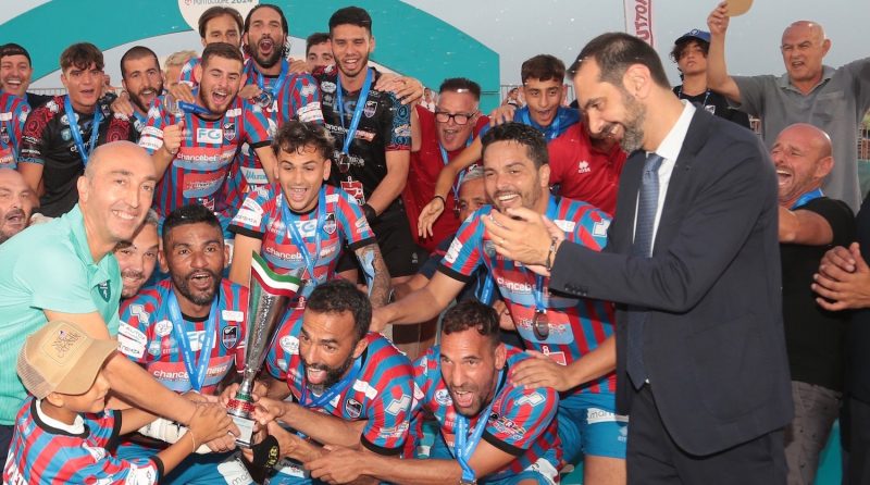 Federico Basile consegna la coppa al Catania FC vincitore della Coppa Italia Puntocuore di Beach Soccer