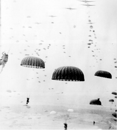 paracadutisti in lancio durante la seconda guerra mondiale